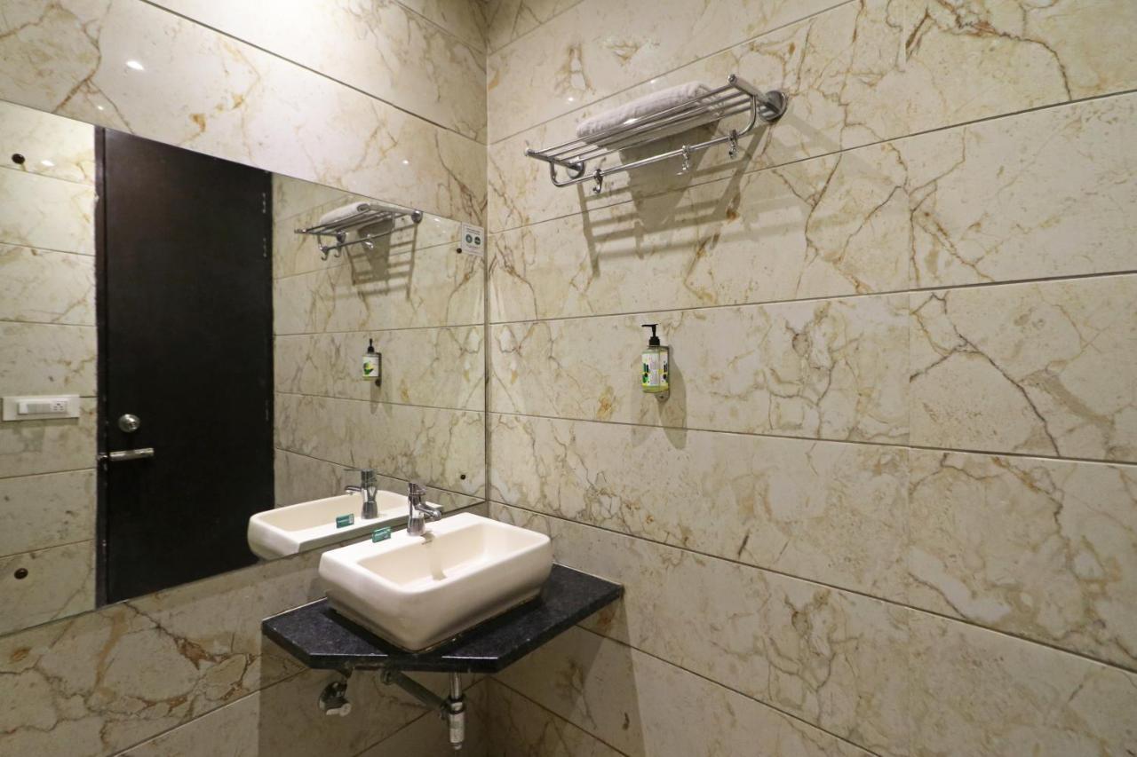 Hotel Paragon Suites New Delhi Ngoại thất bức ảnh